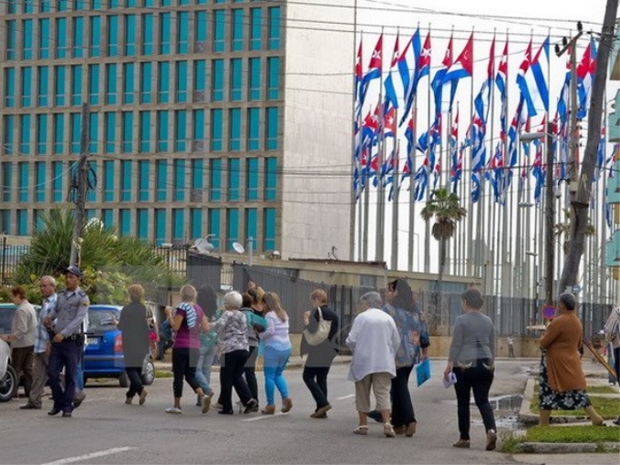 Người dân Cuba xếp hàng bên ngoài một văn phòng của Mỹ ở thủ đô La Habana. (Nguồn: AFP/TTXVN)