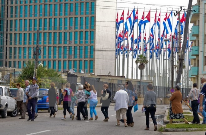 Người dân Cuba xếp hàng bên ngoài một văn phòng của Mỹ ở thủ đô La Habana. (Nguồn: AFP/TTXVN)