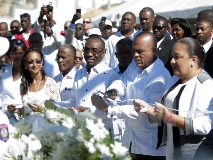 Tổng thống Haiti Michel Martelly (giữa), phu nhân Sophia Martelly (phải) và Thủ tướng Evans Paul (trái) tại lễ tưởng niệm nạn nhân động đất ở Port-au-Prince. (Nguồn: AFP/TTXVN)