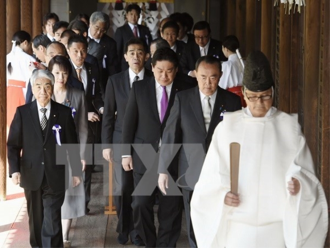 Nghị sỹ lưỡng viện Nhật Bản thăm đền Yasukuni nhân dịp lễ hội mùa Xuân. (Nguồn: Kyodo/TTXVN)