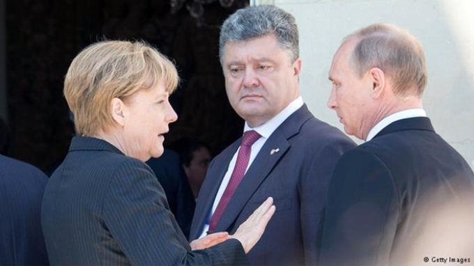 Thủ tướng Đức Angela Merkel trong một cuộc gặp với Tổng thống Ukraine Petro Poroshenko và Tổng thống Nga Vladimir Putin. (Nguồn: Getty Images)