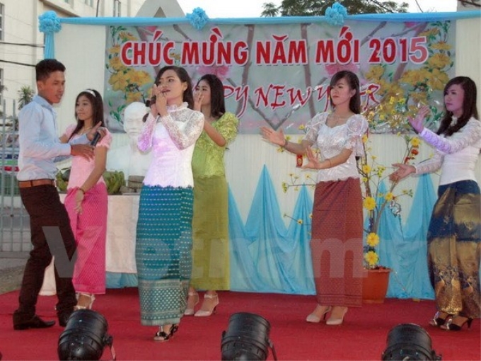 Lưu học sinh Việt Nam biểu diễn văn nghệ chào mừng Xuân Ất Mùi 2015. (Ảnh: Xuân Khu/Vietnam+)