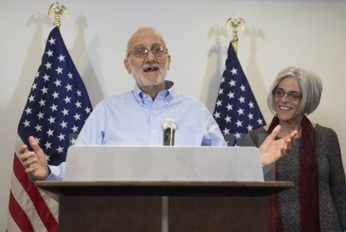 Doanh nhân Mỹ Alan Gross (trái) trong cuộc họp báo tại Washington DC., sau khi được Cuba trả tự do. (Nguồn: AFP/TTXVN)