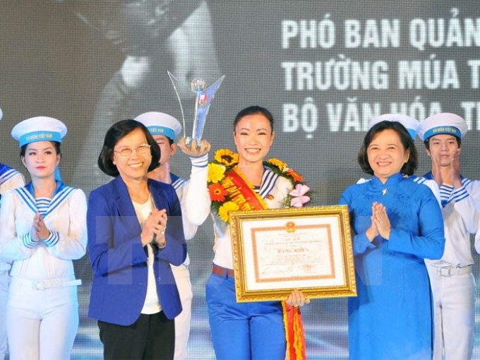 Tuyên dương diễn viên múa Tạ Thùy Chi có nhiều thành tích trong việc gìn giữ, phát huy nghệ thuật múa mang bản sắc Việt, có nhiều đóng góp trong công tác tuyên truyền giáo dục tuổi trẻ hướng về biển đảo Trường sa, Hoàng Sa. (Ảnh: An Hiếu/TTXVN)