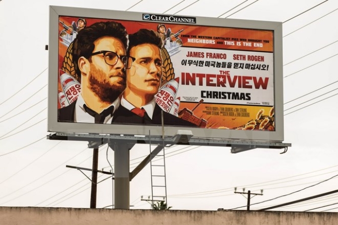 Biển quảng cáo phim The Interview của Hãng phim Sony Pictures ở Venice, bang California. (Nguồn: AFP/TTXVN)