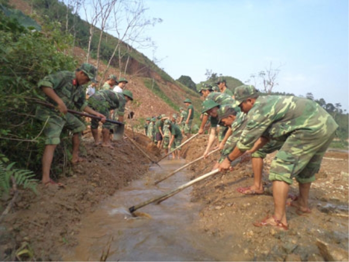 LLVT tỉnh Quảng Ngãi giúp nhân dân nâng cấp kênh mương nội đồng.