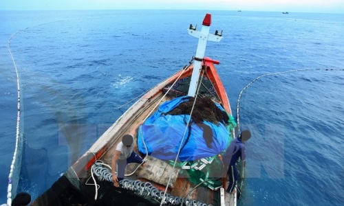 Trao quà hỗ trợ 16 chủ tàu, ngư dân gặp nạn ở vùng biển Hoàng Sa