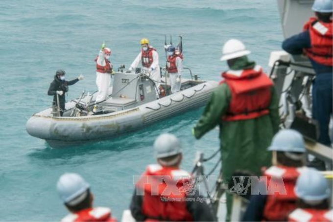 Các thành viên đội cứu hộ trên tàu khu trục USS Sampson của Mỹ tham gia chiến dịch tìm kiếm máy bay QZ8501 trên Biển Java ngày 4/1. Ảnh: AFP/TTXVN