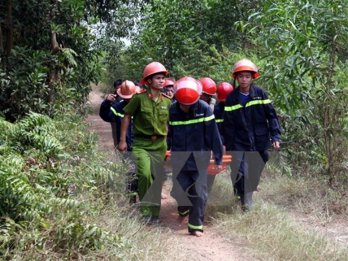 Lực lượng cứu hộ làm nhiệm vụ tại hiện trường. (Ảnh: Mạnh Linh/TTXVN)