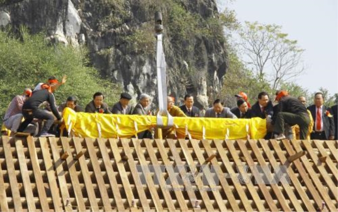 Lễ đặt Long cốt (cất nóc) ngôi Tổ đường Chùa Hang. Ảnh: Lan Anh – TTXVN.