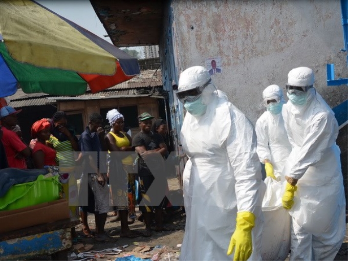 Nhân viên Chữ thập Đỏ chuyển một nạn nhân tử vong vì virus Ebola. (Ảnh: AFP/TTXVN)