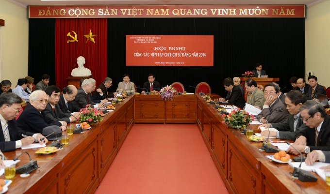 PGS,TS Nguyễn Ngọc Hà trình bày Báo cáo hoạt động của Tạp chí năm 2014 và phương hướng hoạt động năm 2015