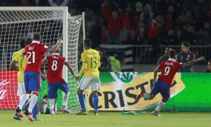 Vargas ăn mừng bàn thắng giúp Chile hạ Brazil 2-0 ở vòng loại World Cup 2018 (Nguồn: AFP)