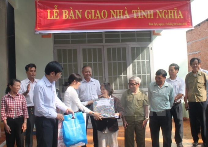 Bàn giao nhà tình nghĩa cho người có công. (Ảnh minh họa. Nguồn: TTXVN)