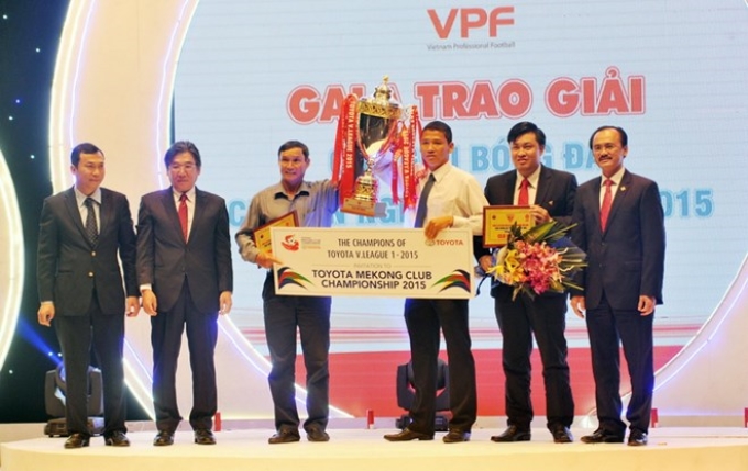 Ông Cao Văn Chóng (thứ hai từ phải sang) tại lễ trao giải tổng kết V-League 2015. (Nguồn: TTXVN)