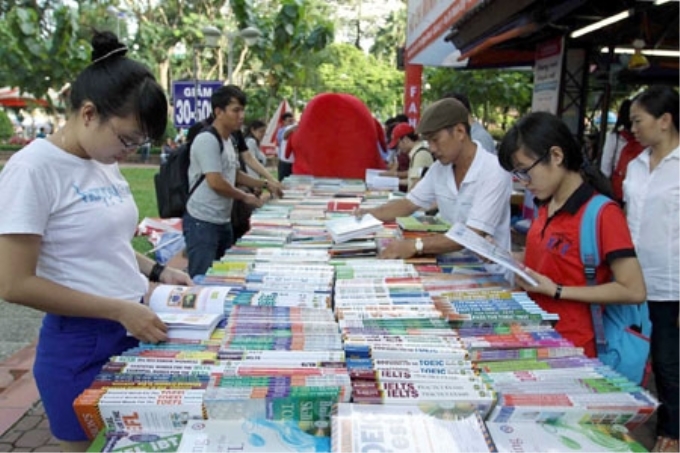 Đông đảo người dân thăm quan gian hàng sách tại Lễ hội “TP Hồ Chí Minh - Phát triển và hội nhập”.