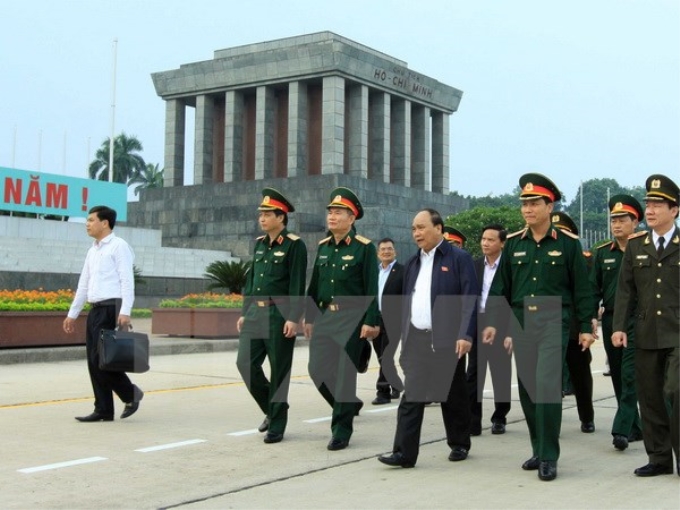 Phó Thủ tướng Nguyễn Xuân Phúc với lãnh đạo Ban quản lý Lăng Chủ tịch Hồ Chí Minh kiểm tra khu vực tu bổ. (Ảnh: An Đăng/TTXVN)