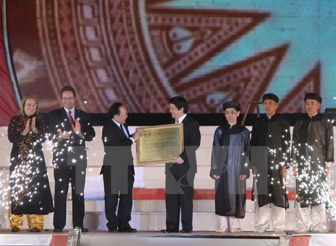 Bộ Trưởng Văn hóa, Thể thao và Du Lịch Hoàng Tuấn Anh trao bằng UNESCO công nhận "Tín ngưỡng thờ cúng Hùng Vương ở Phú Thọ" cho lãnh đạo tỉnh Phú Thọ. (Ảnh: Thanh Tùng/TTXVN)