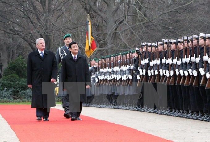 Tổng thống Đức Joachim Gauck và Chủ tịch nước Trương Tấn Sang duyệt Đội Danh dự Quân đội Đức. (Ảnh: TTXVN)