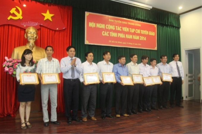 Khen thưởng những cộng tác viên xuất sắc của tạp chí Tuyên giáo khu vực miền Trung, Tây Nguyên và miền Nam năm 2014