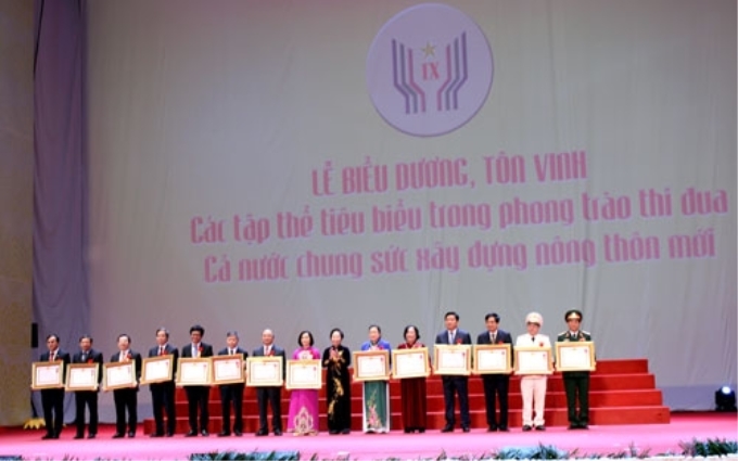 Phó chủ tịch nước Nguyễn Thị Doan, Phó Chủ tịch Thứ nhất Hội đồng Thi đua- Khen thưởng Trung ương trao Huân chương Lao động hạng Nhất tặng 14 bộ, ban, ngành, đoàn thể Trung ương