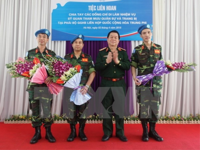 Ba sỹ quan Việt Nam lên đường làm nhiệm vụ tại Phái bộ Gìn giữ hòa bình Liên hợp quốc. (Ảnh: TTXVN)