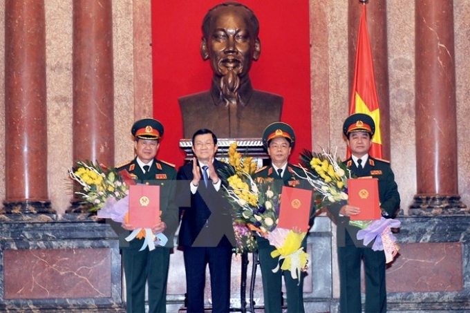 Chủ tịch nước Trương Tấn Sang trao quyết định quân hàm Thượng tướng cho các ông: Bế Xuân Trường, Võ Trọng Việt, Võ Văn Tuấn. (Ảnh: TTXVN)