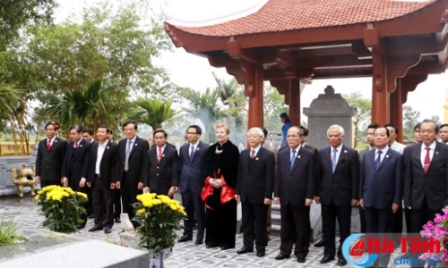 Lãnh đạo Đảng, Nhà nước tưởng niệm đại thi hào Nguyễn Du