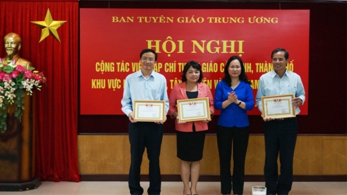 Phó Trưởng ban Tuyên giáo Trung ương Lâm Phương Thanh tặng Bằng khen cho đại diện các tập thể có số lượng phát hành Tạp chí in cao trong khu vực các tỉnh miền Trung, Tây Nguyên và miền Nam