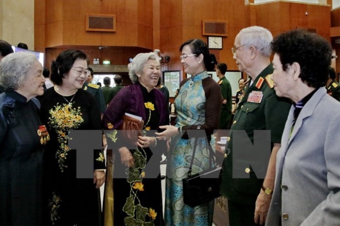 Phó Bí thư Thành ủy, Chủ tịch Hội đồng Nhân dân Thành phố Hồ Chí Minh Nguyễn Thị Quyết Tâm (thứ 3 từ phải), thăm hỏi các cán bộ cấp cao quân đội nghỉ hưu và gia đình. (Ảnh: Thế Anh​/TTXVN)