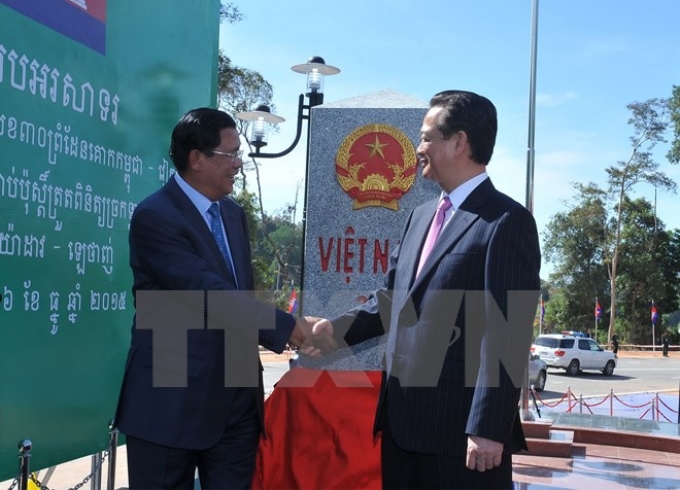 Thủ tướng Nguyễn Tấn Dũng và Thủ tướng Hun Sen tại Lễ khánh thành Cột mốc 30 và đường nối hai trạm kiểm soát. (Ảnh: TTXVN)