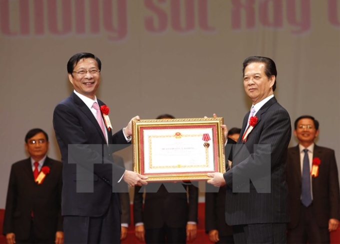 Thủ tướng Nguyễn Tấn Dũng trao Huân chương Lao động hạng Nhất cho các đơn vị và đã có thành tích xuất sắc trong phong trào thi đua “Cả nước chung sức xây dựng nông thôn mới.”. (Ảnh: Đức Tám/TTXVN)