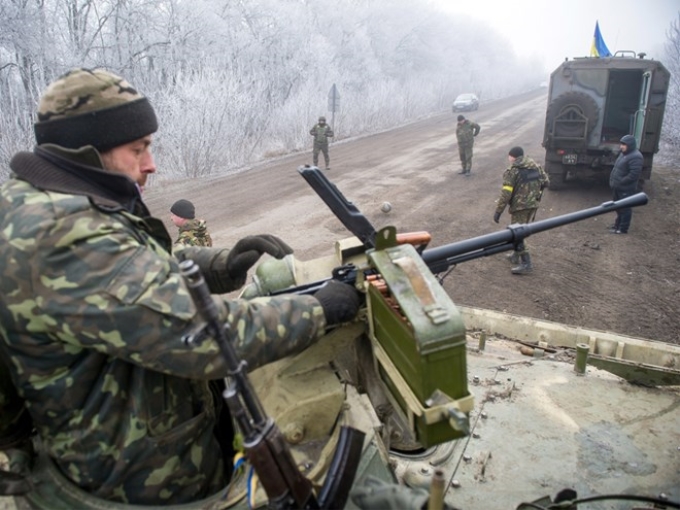 Lính chính phủ Ukraine trên con đường tiến vào Debaltseve ngày 15/2/2015. (Ảnh: AFP/Getty Images)