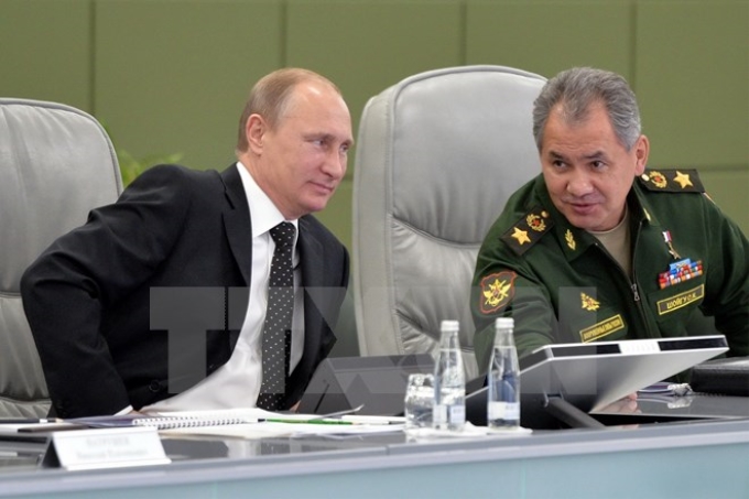 Tổng thống Vladimir Putin (trái) và Bộ trưởng Quốc phòng Nga Sergei Shoigu tại phiên họp mở rộng của Bộ Quốc phòng Nga. (Nguồn: AFP/TTXVN)