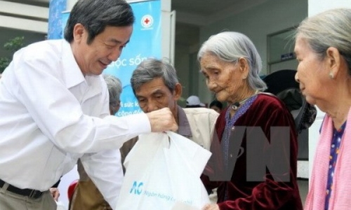 Lãnh đạo TP.Hồ Chí Minh thăm và tặng quà gia đình chính sách, cơ sở cách mạng