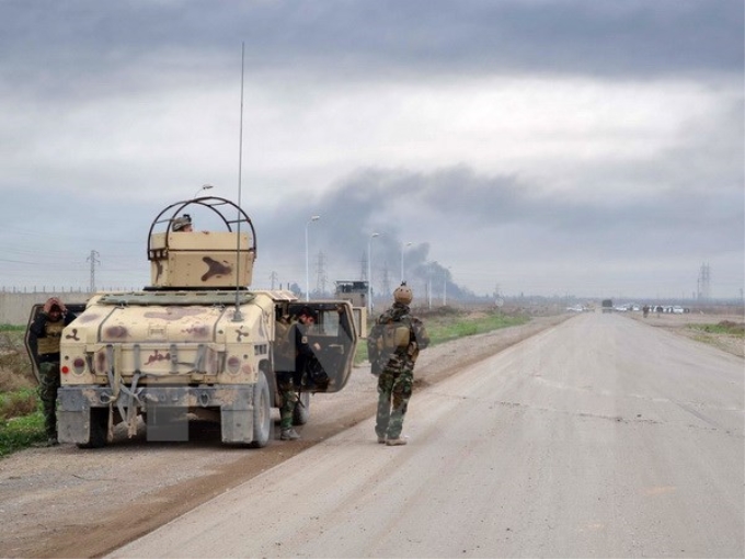 Binh sỹ người Kurd trấn giữ trên một tuyến đường tại Kirkuk, Iraq. (Ảnh: AFP/TTXVN)