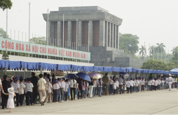 Các em học sinh được gia đình và nhà trường đưa đến viếng Lăng Bác. Ảnh : Anh Tuấn - TTXVN.