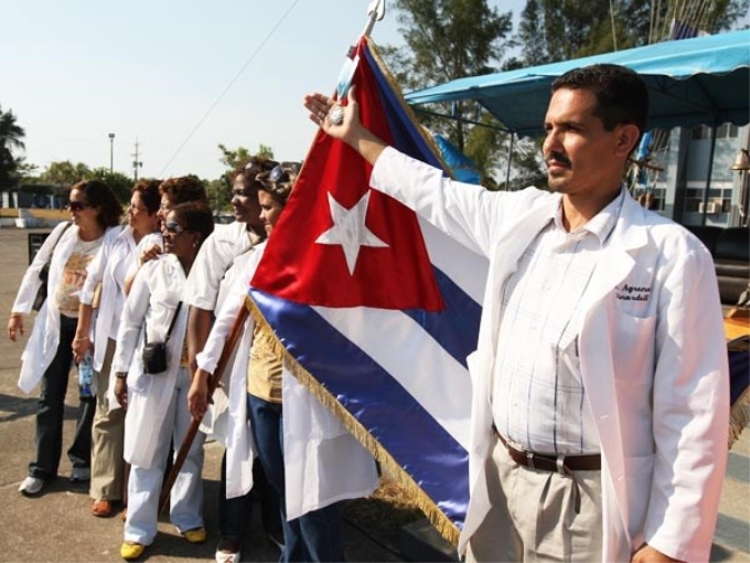 Cuba là quốc gia đầu tiên trên thế giới hưởng ứng lời kêu gọi của Tổ chức Y tế thế giới (WHO) về việc gửi bác sỹ tới châu Phi để tham gia dập dịch Ebola. (Ảnh: Cubanet)