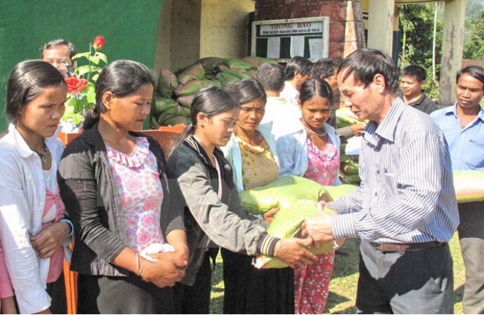 Cấp phát gạo cho đồng bào dân tộc. Ảnh minh họa. (Nguồn: Thanh Long/TTXVN)