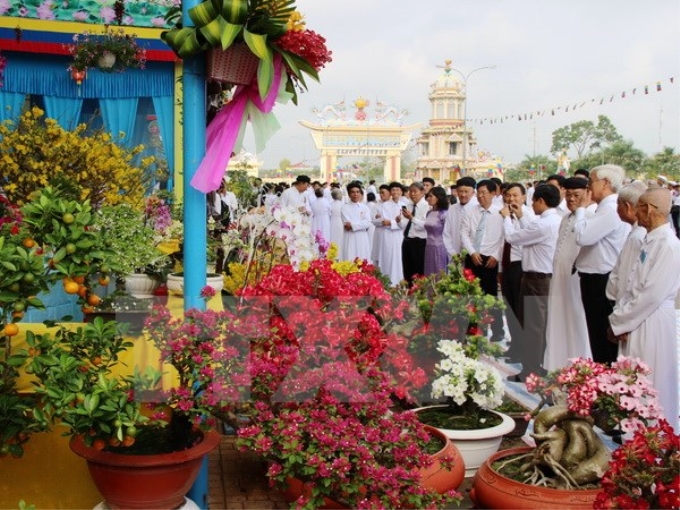 Các đại biểu tham quan gian triển lãm hoa kiểng của Hội thánh Cao Đài Tây Ninh. (Ảnh: Lê Đức Hoảnh/TTXVN)