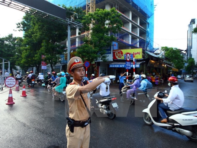 Phân luồng giao thông tại ngã ba Cầu Giấy-Trần Đăng Ninh. (Ảnh: Huy Hoàng/TTXVN)