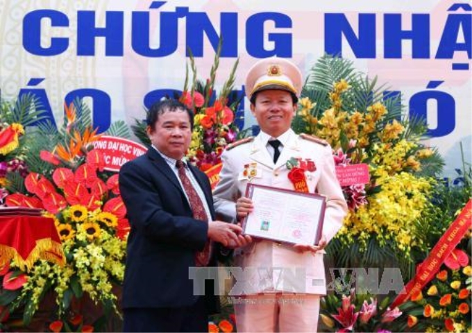 Thứ trưởng Bộ Giáo dục và Đào tạo Bùi Văn Ga trao Giấy chứng nhận cho các cá nhân đạt tiêu chuẩn chức danh Phó Giáo sư.