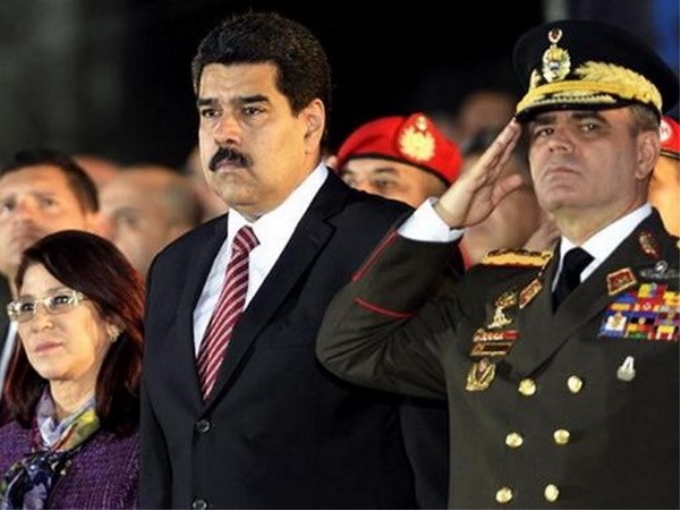 Tổng thống Venezuela Nicolas Maduro (giữa) cùng phu nhân Cilia Flores (trái) và Bộ trưởng Quốc phòng Vladimir Padrino. (Nguồn: AFP)