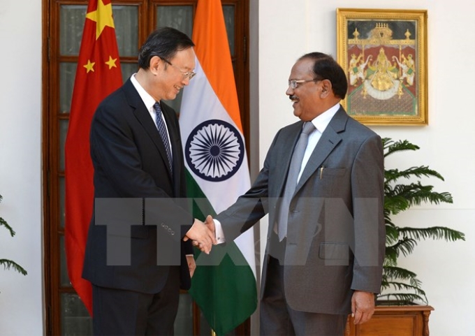 Cố vấn an ninh quốc gia Ấn Độ Ajit Doval (phải) đón tiếp Ủy viên Quốc vụ Trung Quốc Dương Khiết Trì. (Nguồn: AFP/TTXVN)