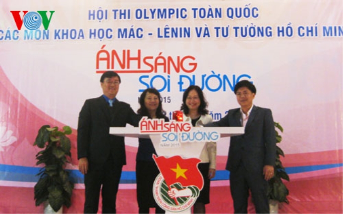 Các đại biểu ấn nút khởi động Hội thi Olympic toàn quốc các môn Khoa học Mác-Lênin và Tư tưởng Hồ Chí Minh “Ánh sáng soi đường” năm 2015