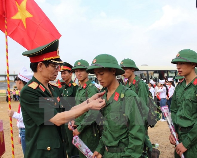 Đại diện lãnh đạo Bộ Tư lệnh Quân khu 2 động viên tân binh trước khi lên đường nhập ngũ tại điểm giao nhận quân huyện Thanh Ba (Phú Thọ) năm 2014. (Ảnh: Viết Dương/TTXVN)