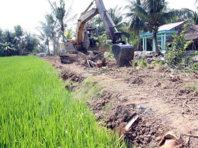 Đường giao thông nội đồng đã và đang được triển khai thực hiện tích cực theo tiêu chí xây dựng nông thôn mới  (Ảnh: Đình Huệ/TTXVN)