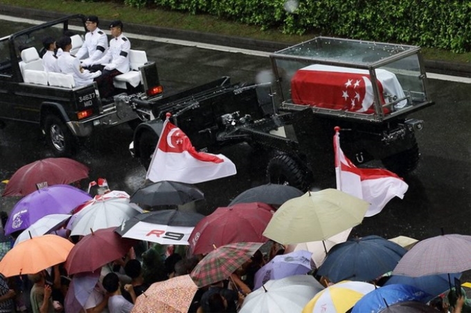 Người dân Singapore đội mưa đưa tiễn linh cữu cố Thủ tướng Lý Quang Diệu. (Nguồn: Getty)