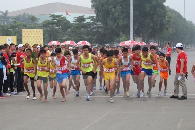 Vận động viên các đoàn thi đấu ở nội dung 5km nam thiếu niên-hệ nâng cao. (Ảnh: Trọng Lịch/TTXVN)