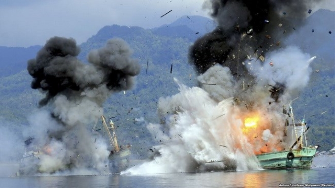 Hai tàu đánh cá nước ngoài bị Hải quân Indonesia đánh chìm vì đánh bắt trái phép trong vùng biển của Indonesia. (Nguồn: voanews.com)